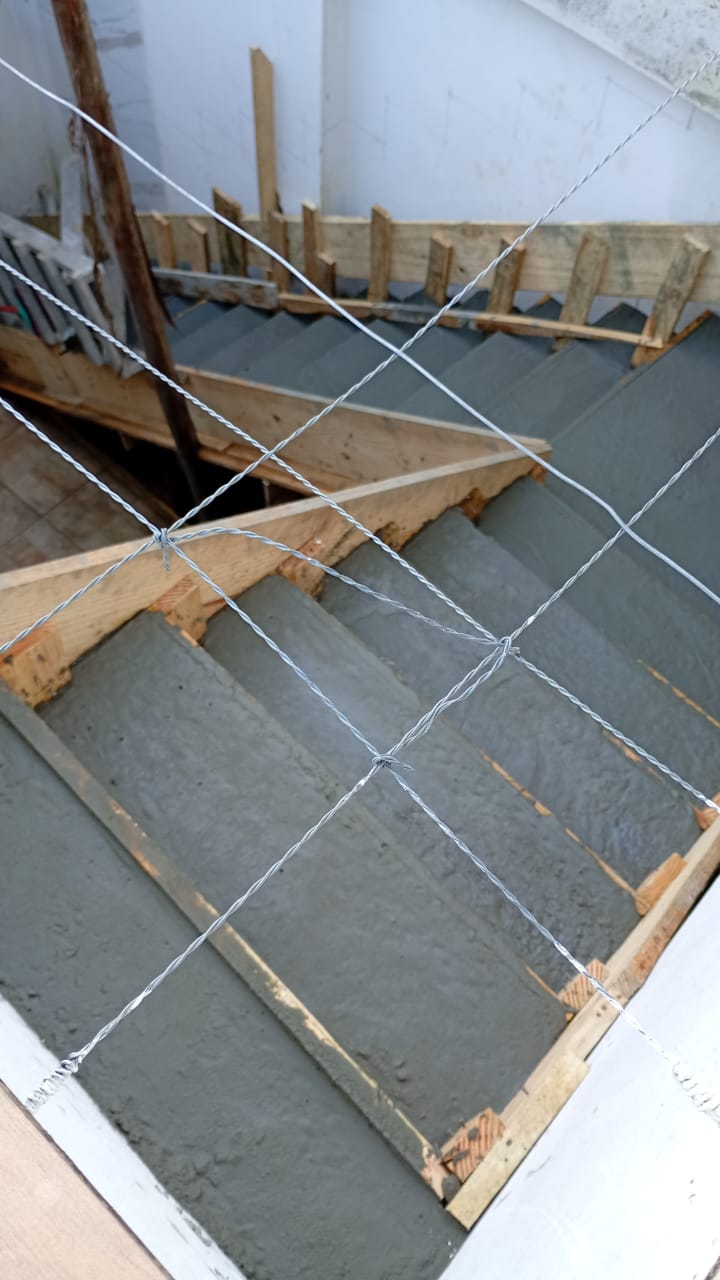 Construção de escada — Concretagem